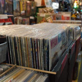 야외 장터를 거닐다 우연히 마주친 LP 한 장.